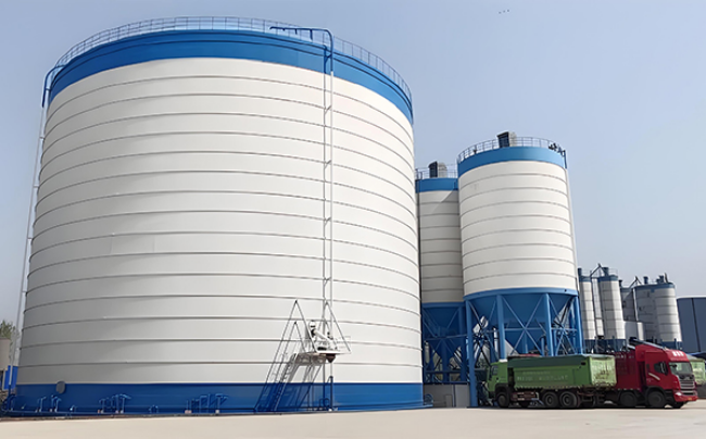 大型粉煤灰儲(chǔ)存?zhèn)}施工現(xiàn)場(chǎng)